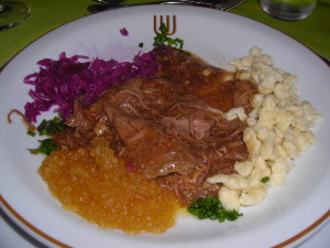 Sauerbraten, Rotkraut und Spätze - eine "typisch" Süd-Brasilianische Spezialität