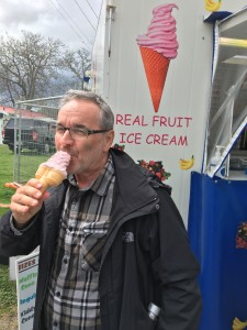 Marc beim Verzehr der leckeren ice-creams am Farmer's Market