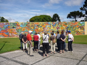Indianisches Mosaik des Rio Iguaçu in Curitiba (mit der Reisegruppe von 2009 im Vordergrund)