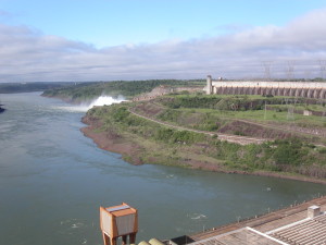 der imposante Staudamm von Itaipu